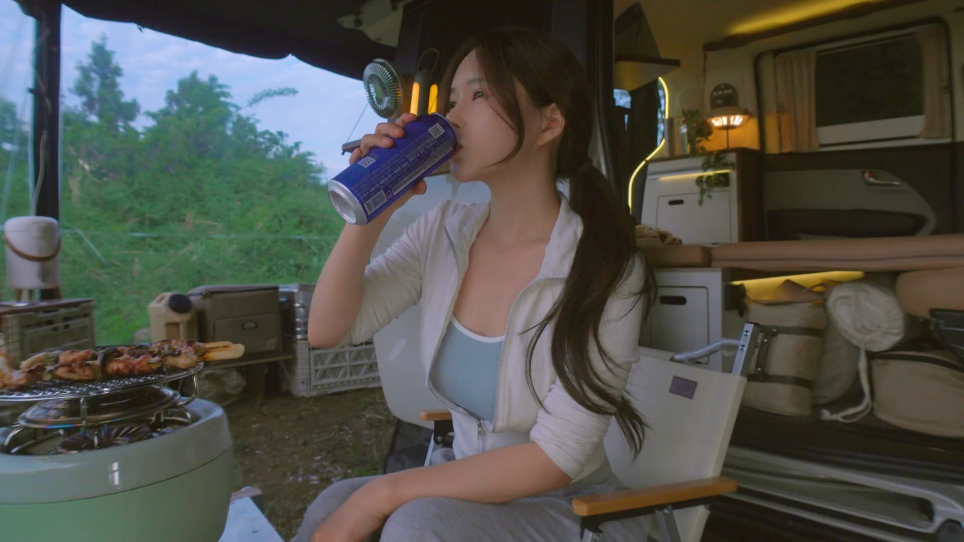 高温“烤”验下的工作者：打捞水草保灌解“渴”